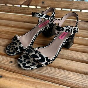 Betsey Johnson Deena Gold Leopard Ankle Strap Heels – Women’s 7.5